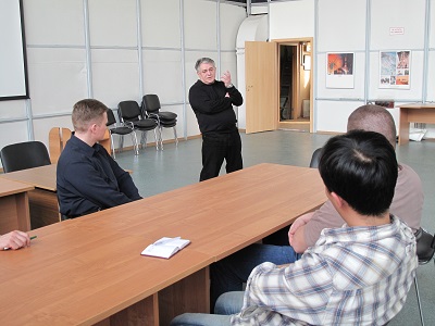 Хасай Алиев обучает Ключу группу испытателей 